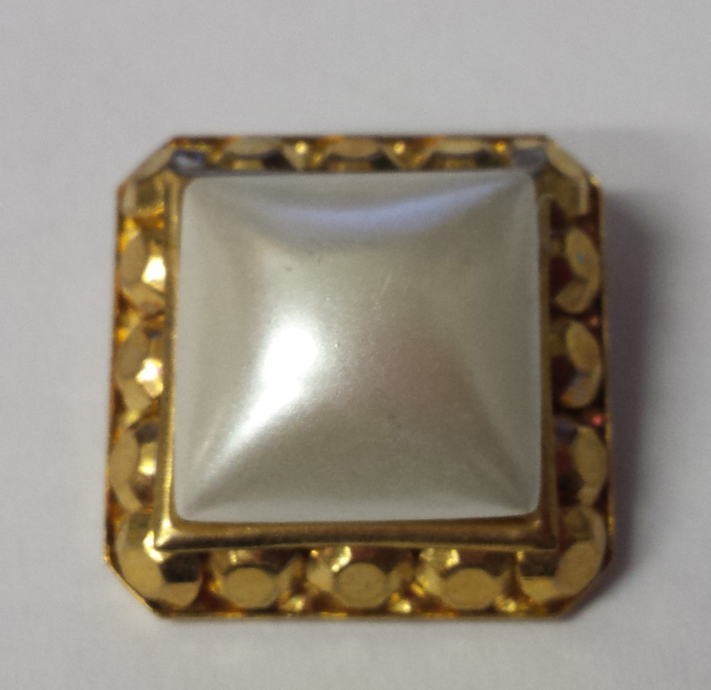 White with Gold Surround Dazzle Button - 3/4 inch #56002